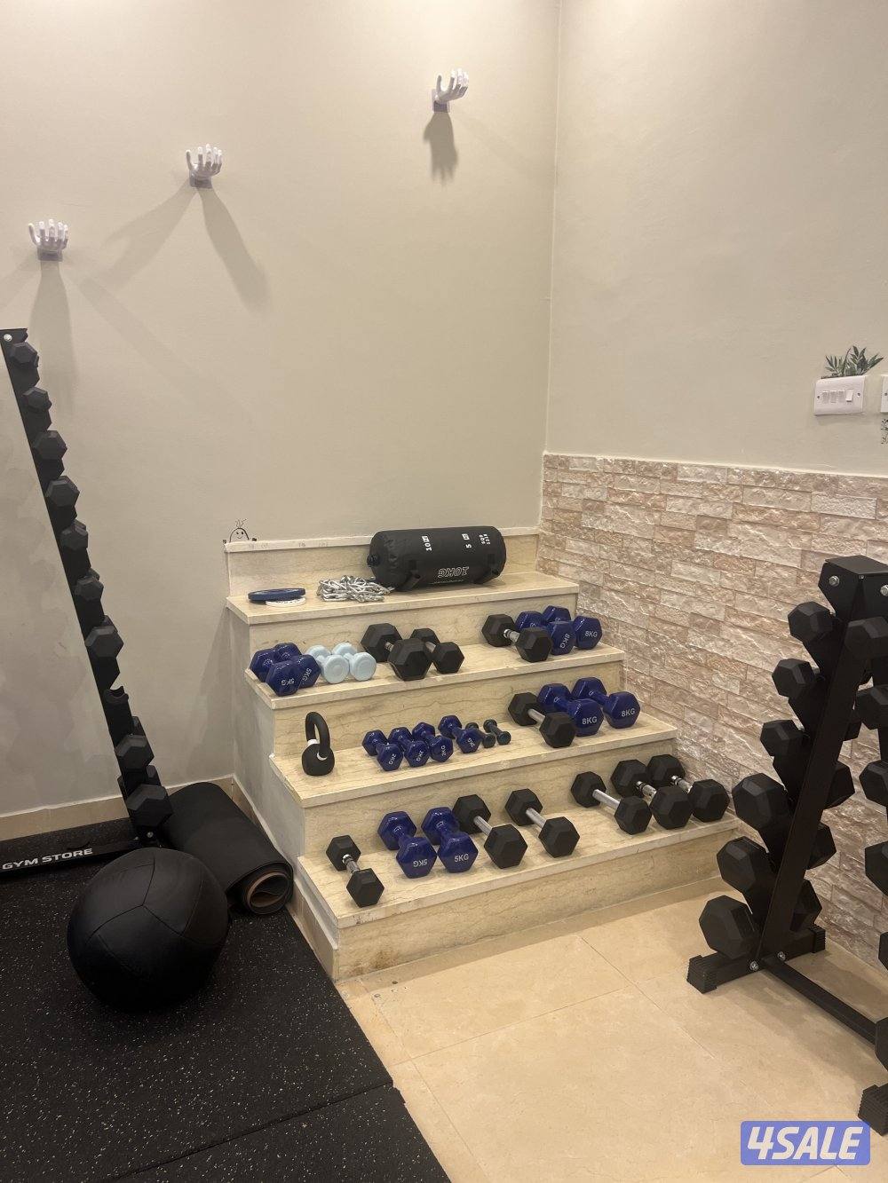 أجهزة رياضية شبه جديدة وأرضيات نوعية ممتازة وكل أغراض النادي0