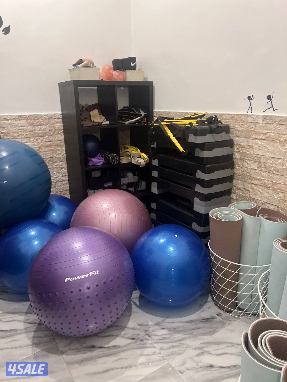 أجهزة رياضية شبه جديدة وأرضيات نوعية ممتازة وكل أغراض النادي1