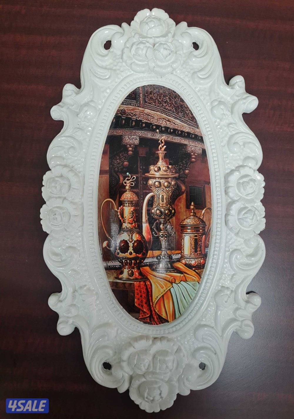 لوحة فنية تراثية بإطار أبيض مزخرف –تضيف لمسة أصالة وفخامة لديكور منزلك0