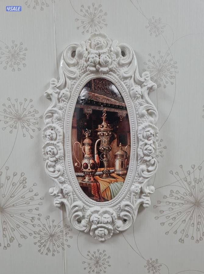 لوحة فنية تراثية بإطار أبيض مزخرف –تضيف لمسة أصالة وفخامة لديكور منزلك1
