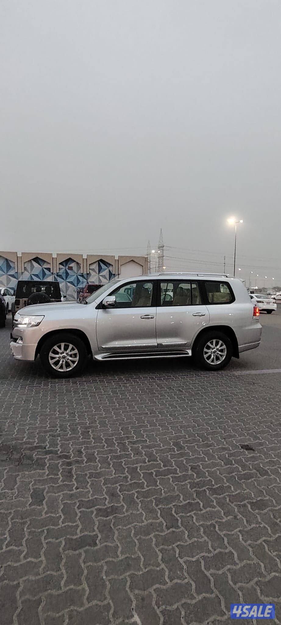 لاند كروز وارد الساير موديل 2017 بحاله نادره عداد 73 الف4