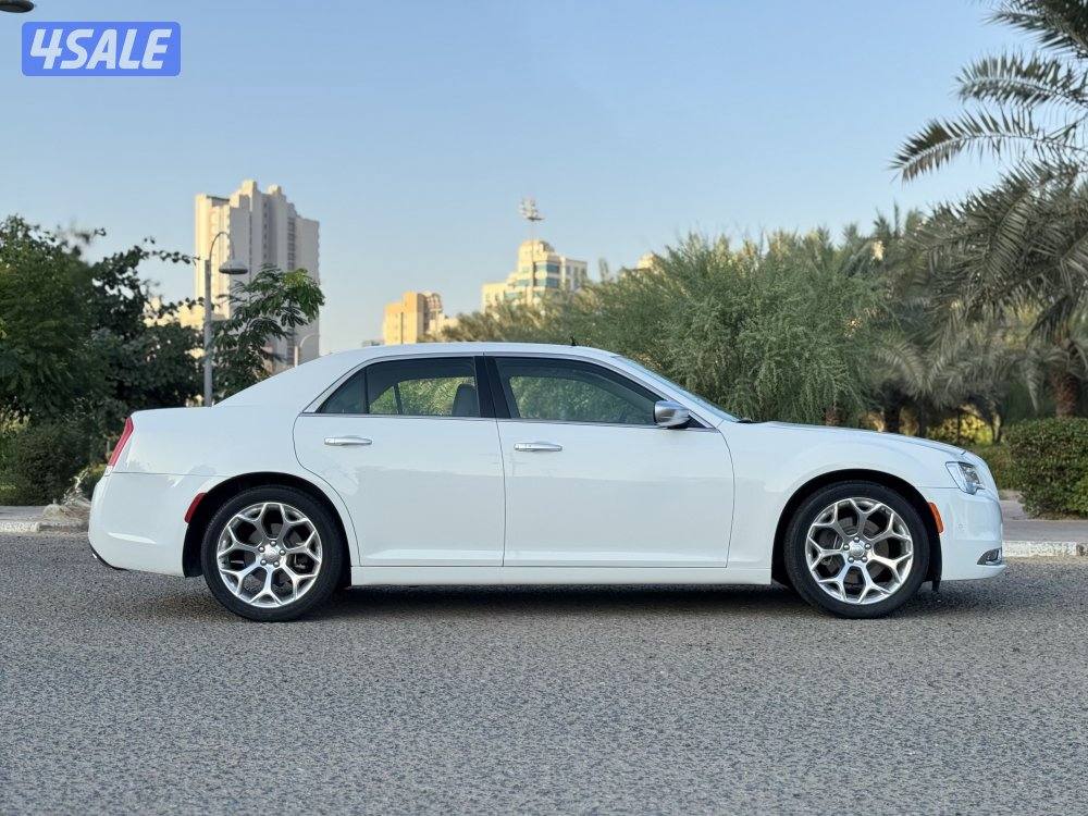 كرايزلر 300C موديل 2021 - ماشي 11 ألف - فل أوبشن12