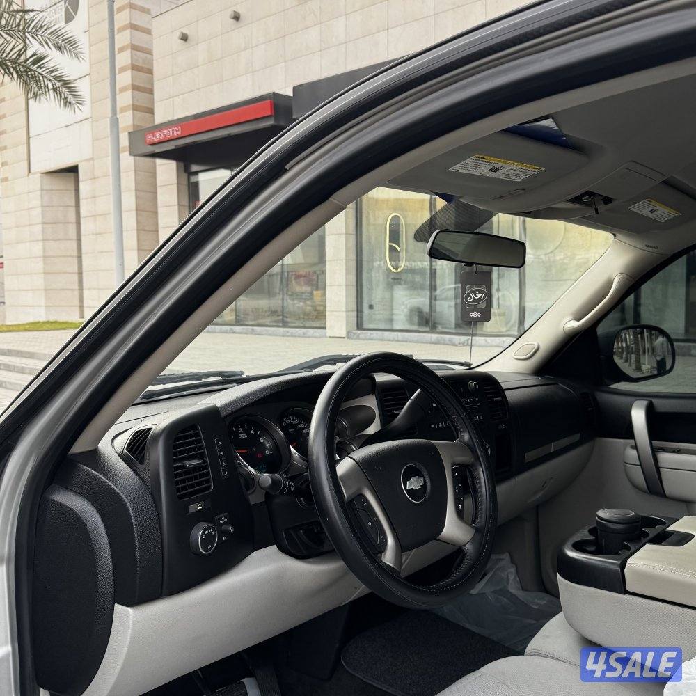 للبيع وانيت سلفرادو موديل 20111