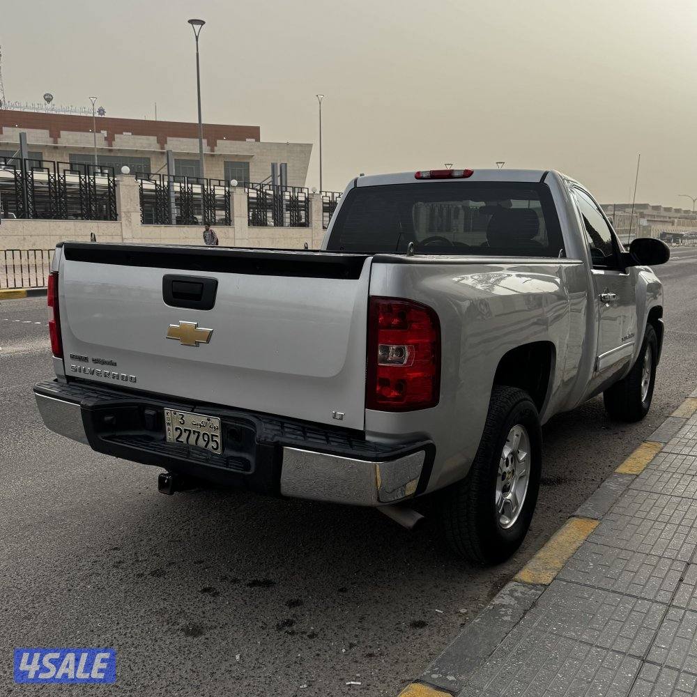 للبيع وانيت سلفرادو موديل 20113