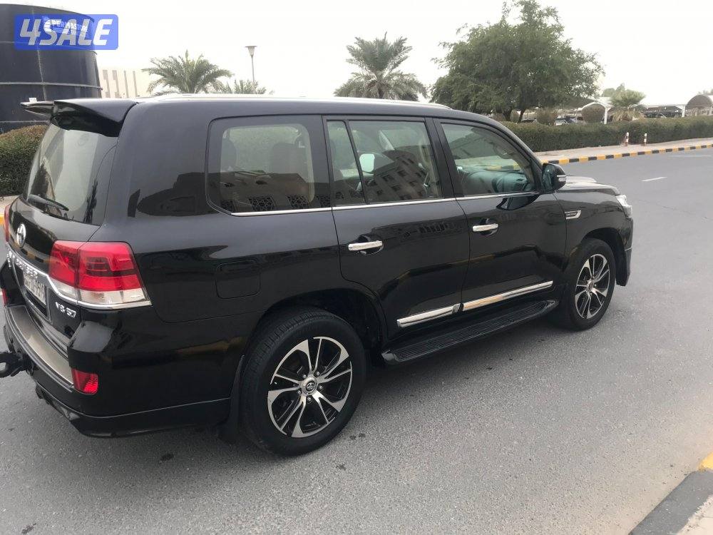 جيب لاند كروزر VXR مديل 2009 لون اسود3