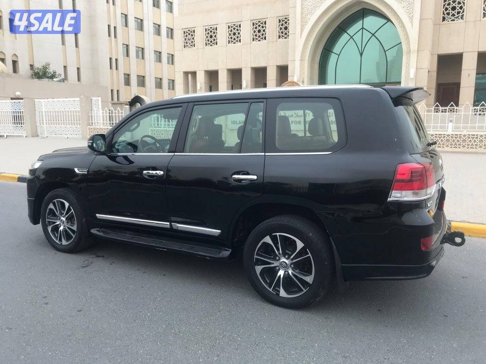 جيب لاند كروزر VXR مديل 2009 لون اسود8