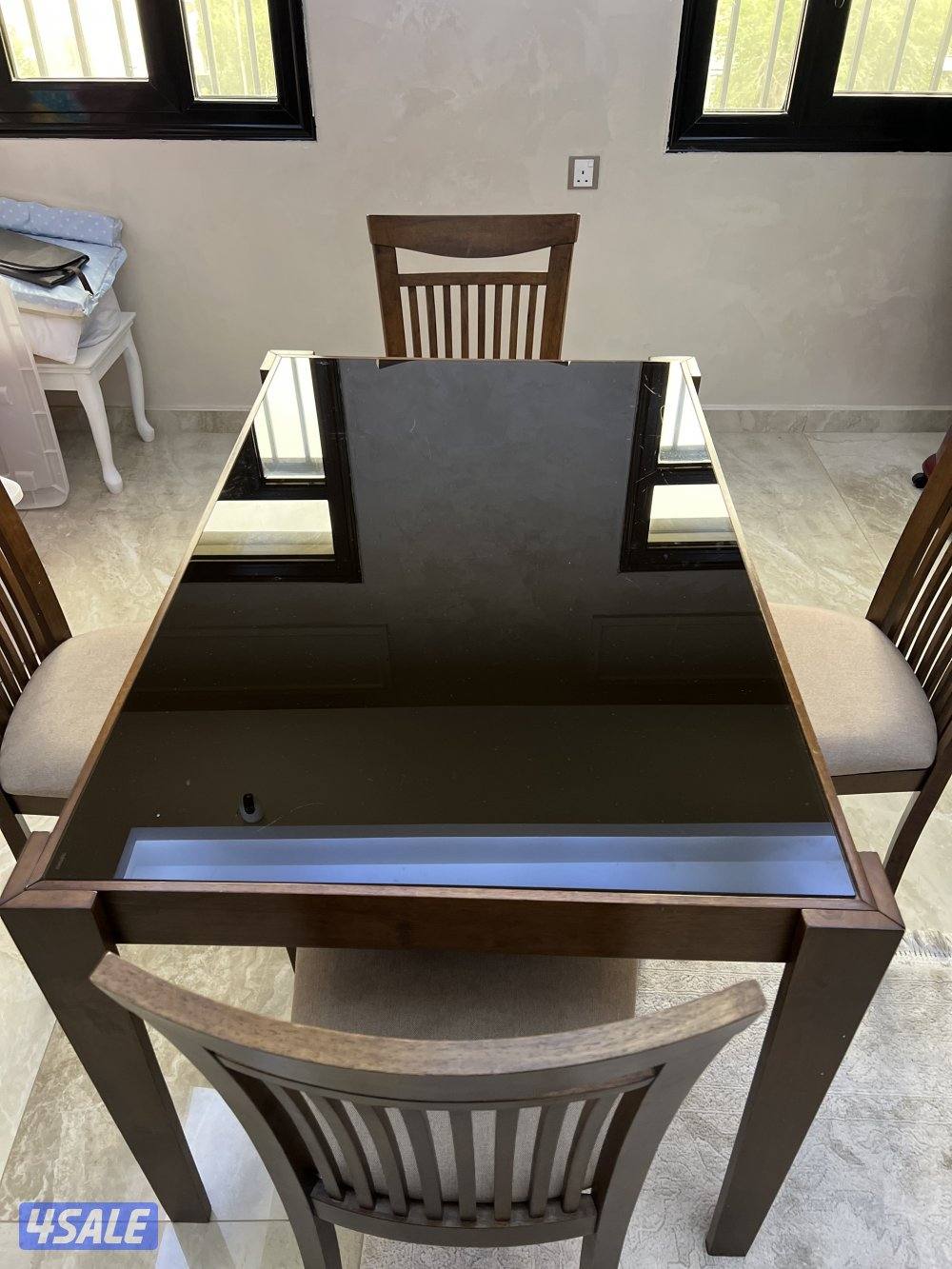 طاولة طعام من أبيات استعمال خفيف نظيفه جدا مقاس عرض ٧٧ طول ١٢٣0