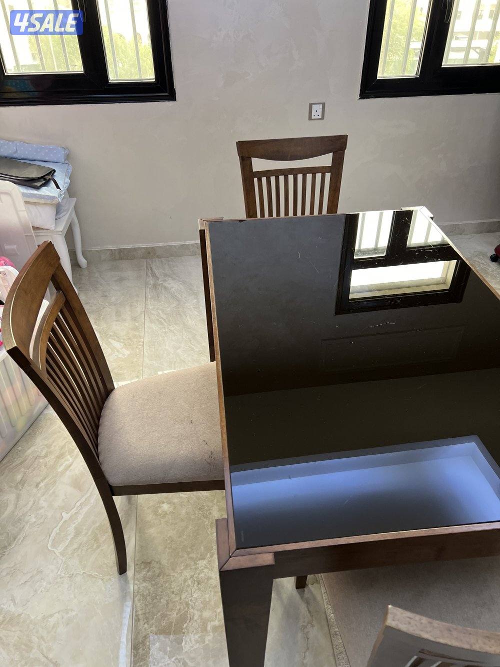 طاولة طعام من أبيات استعمال خفيف نظيفه جدا مقاس عرض ٧٧ طول ١٢٣1