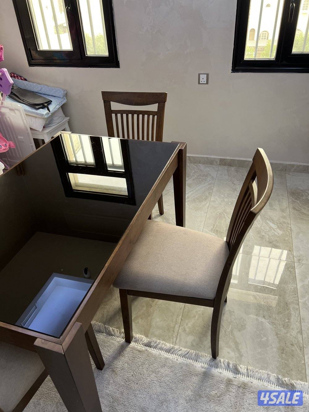 طاولة طعام من أبيات استعمال خفيف نظيفه جدا مقاس عرض ٧٧ طول ١٢٣2