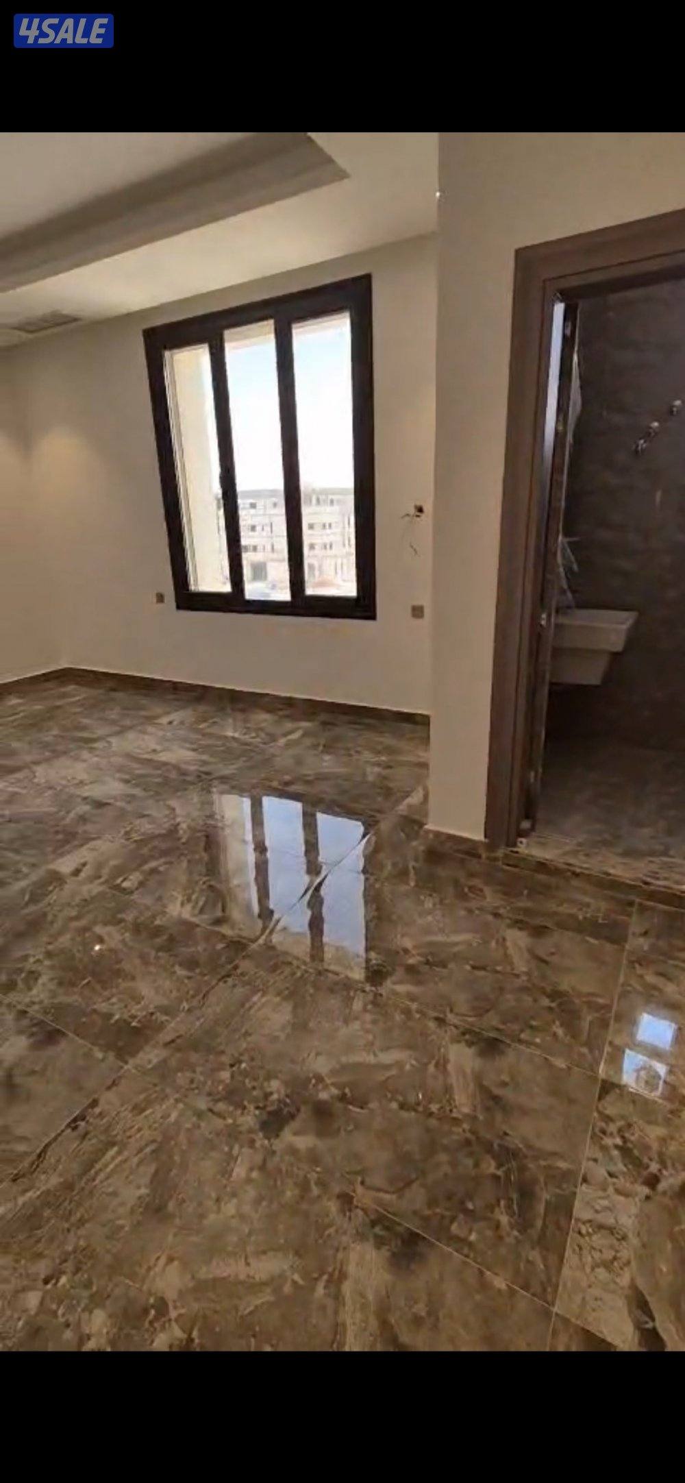 للإيجار شقتين في نفس الدور كل شقة تتكون صالة وحمام ومطبخ وثلاث غرف وما1