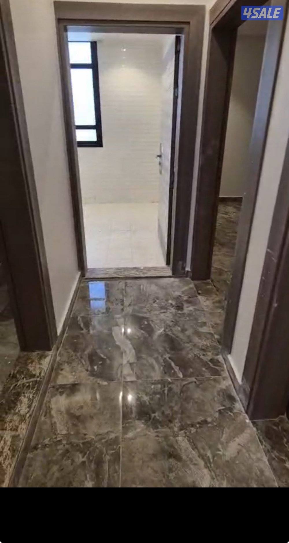 للإيجار شقتين في نفس الدور كل شقة تتكون صالة وحمام ومطبخ وثلاث غرف وما2