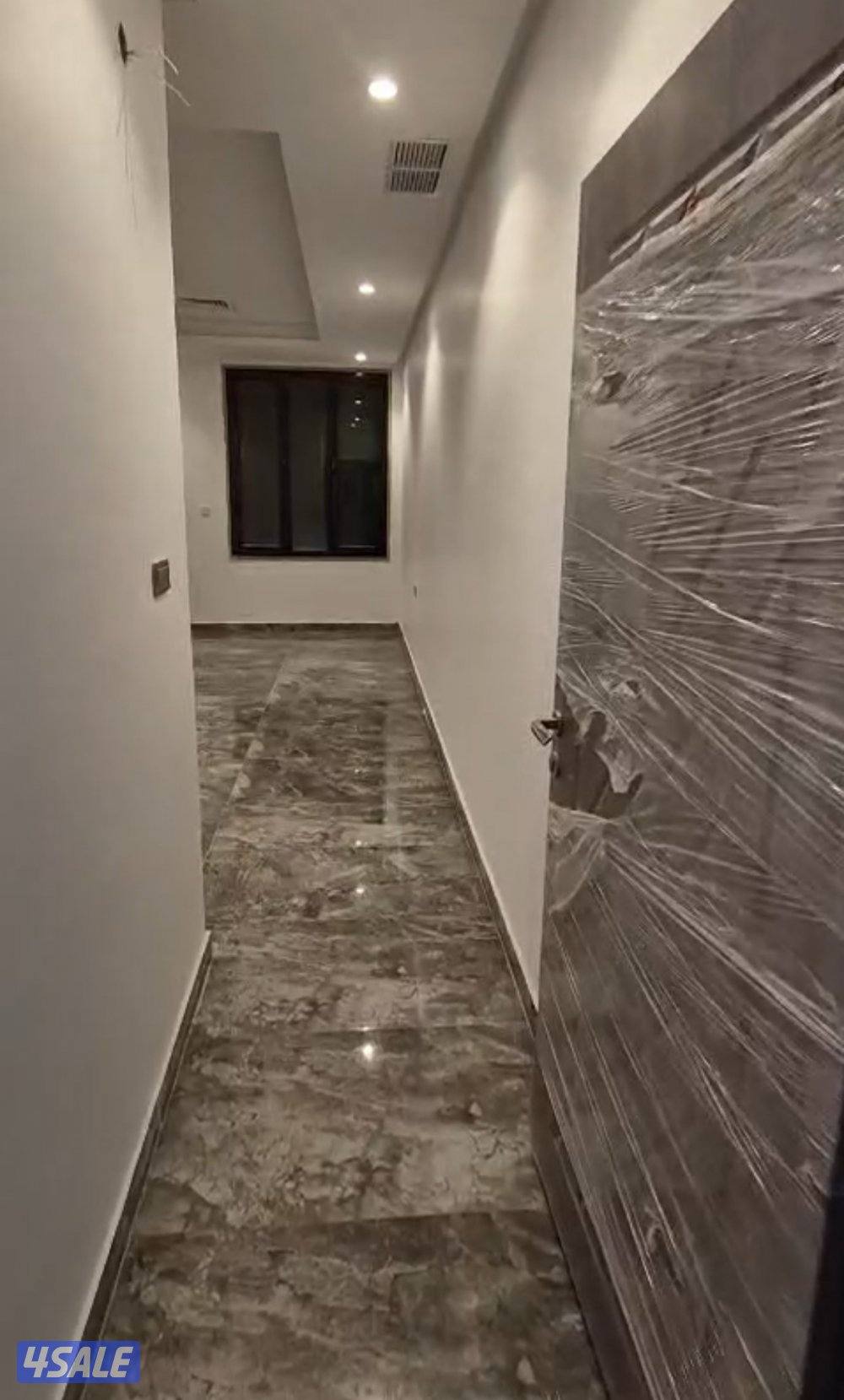 للإيجار شقتين في نفس الدور كل شقة تتكون صالة وحمام ومطبخ وثلاث غرف وما3