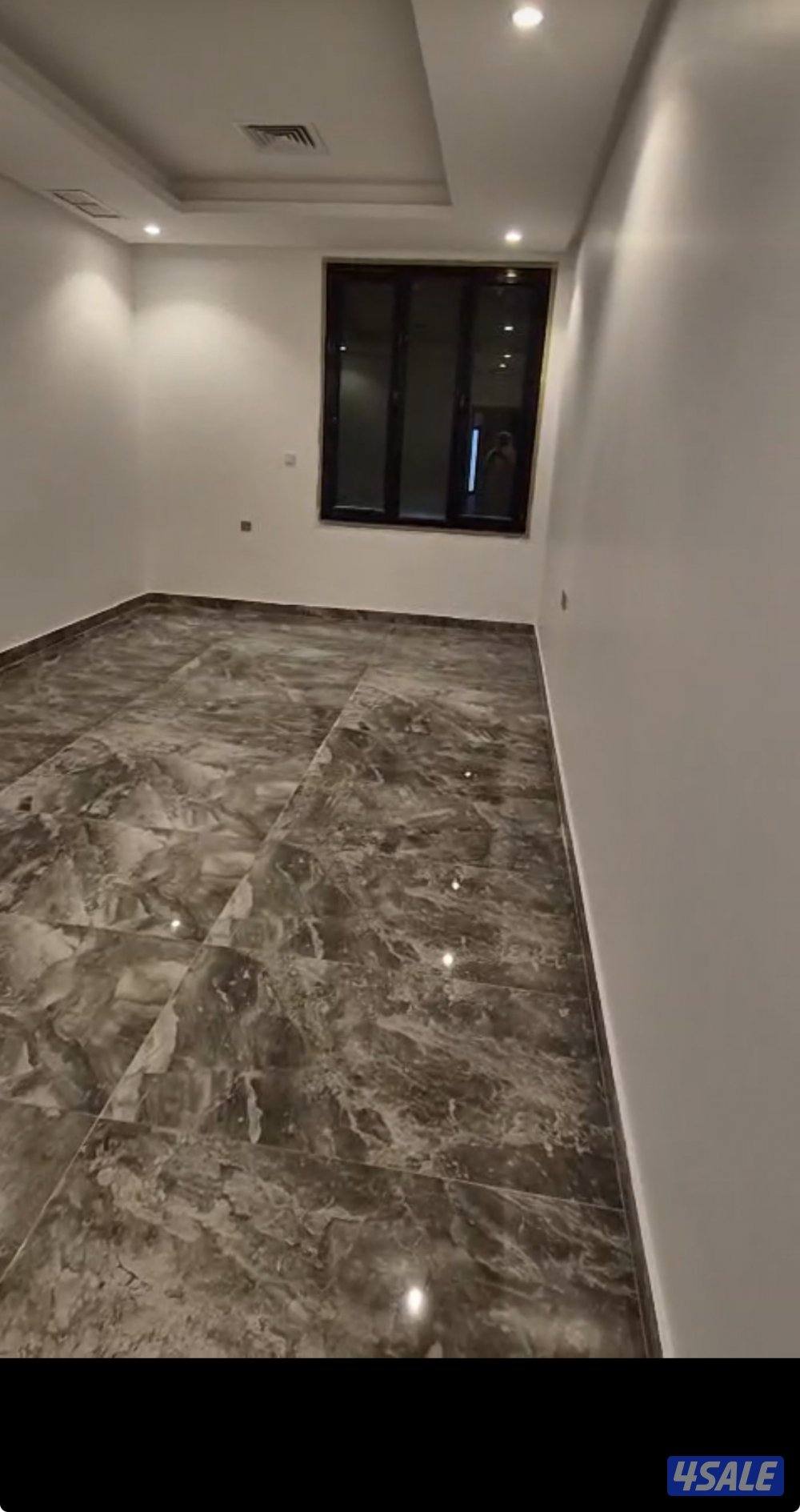 للإيجار شقتين في نفس الدور كل شقة تتكون صالة وحمام ومطبخ وثلاث غرف وما5