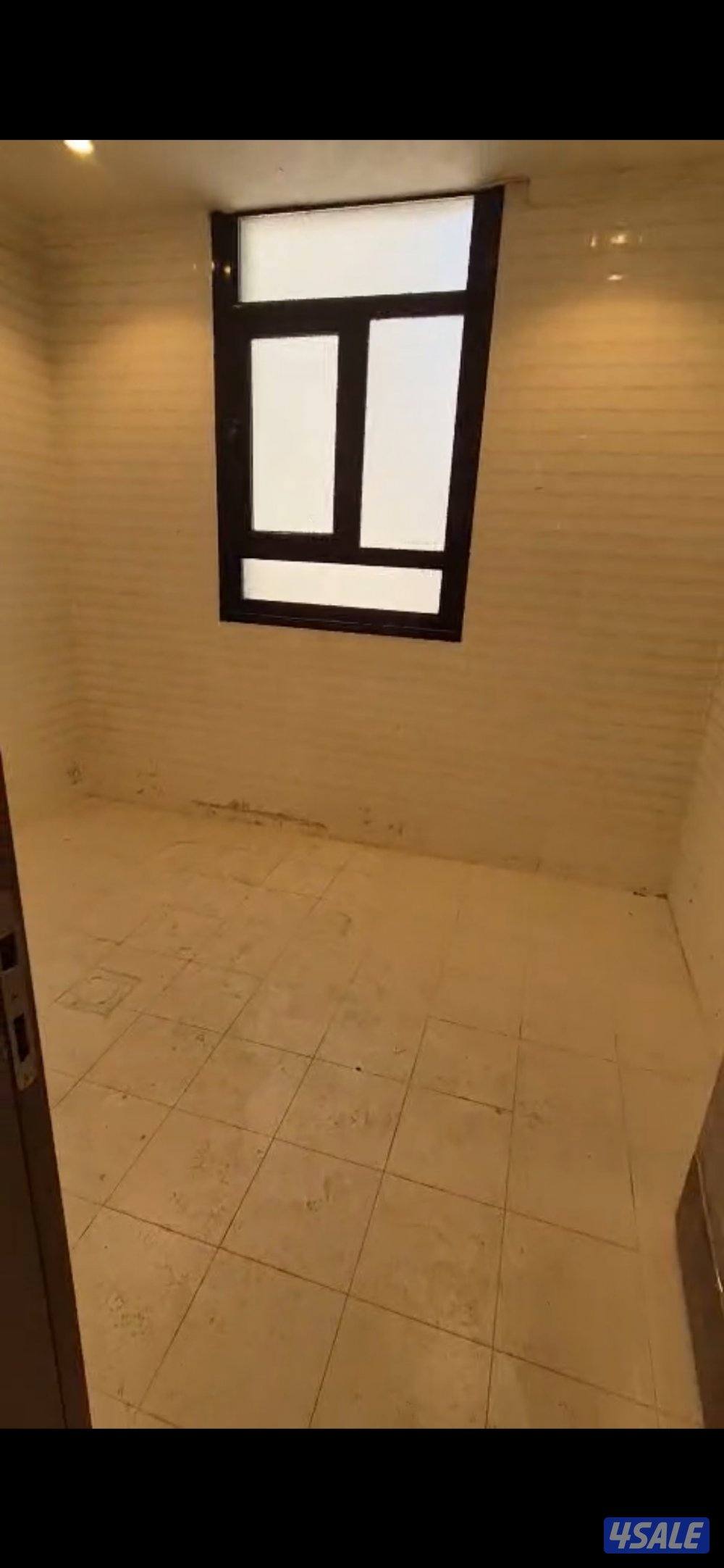 للإيجار شقتين في نفس الدور كل شقة تتكون صالة وحمام ومطبخ وثلاث غرف وما6