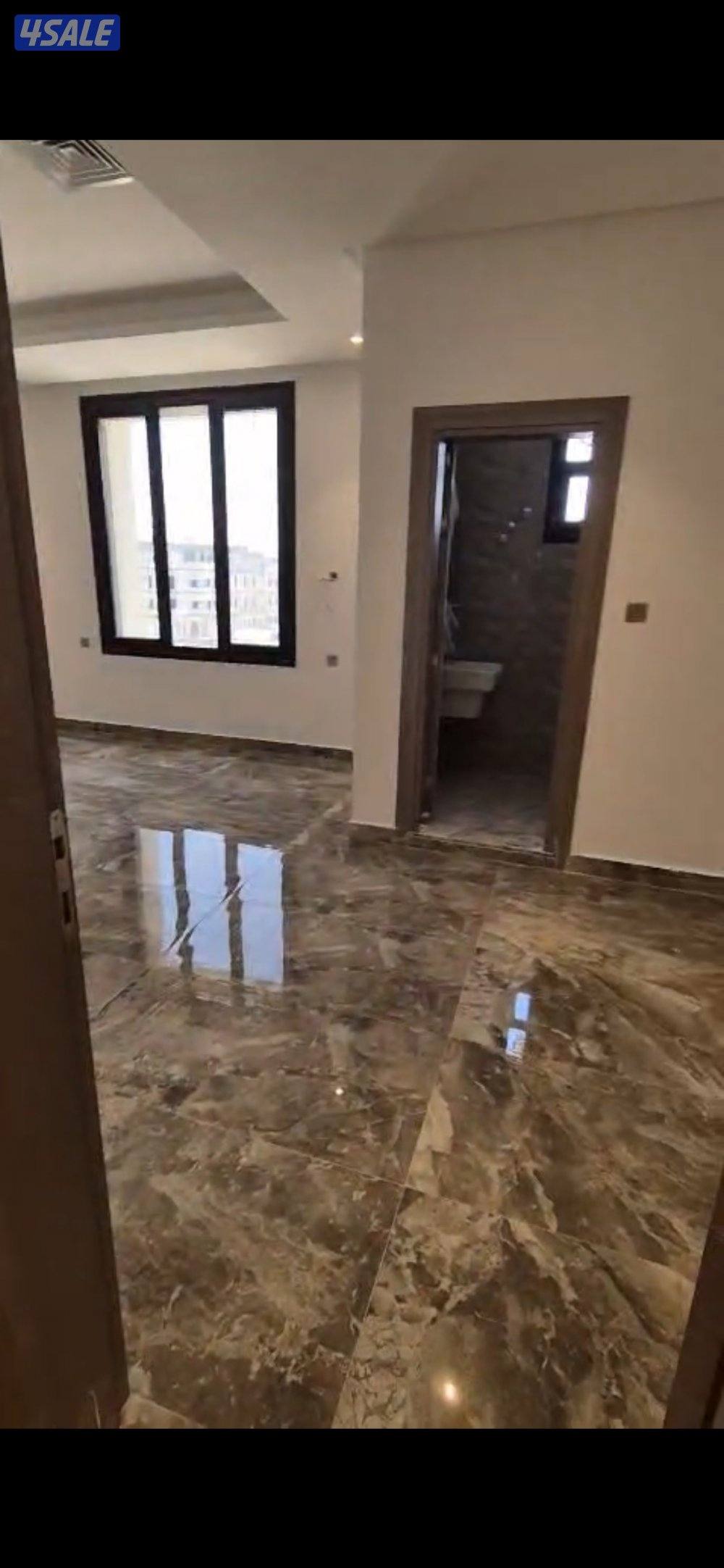 للإيجار شقتين في نفس الدور كل شقة تتكون صالة وحمام ومطبخ وثلاث غرف وما7