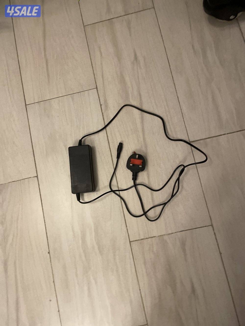 سكوتر كهربائي مع شحن1