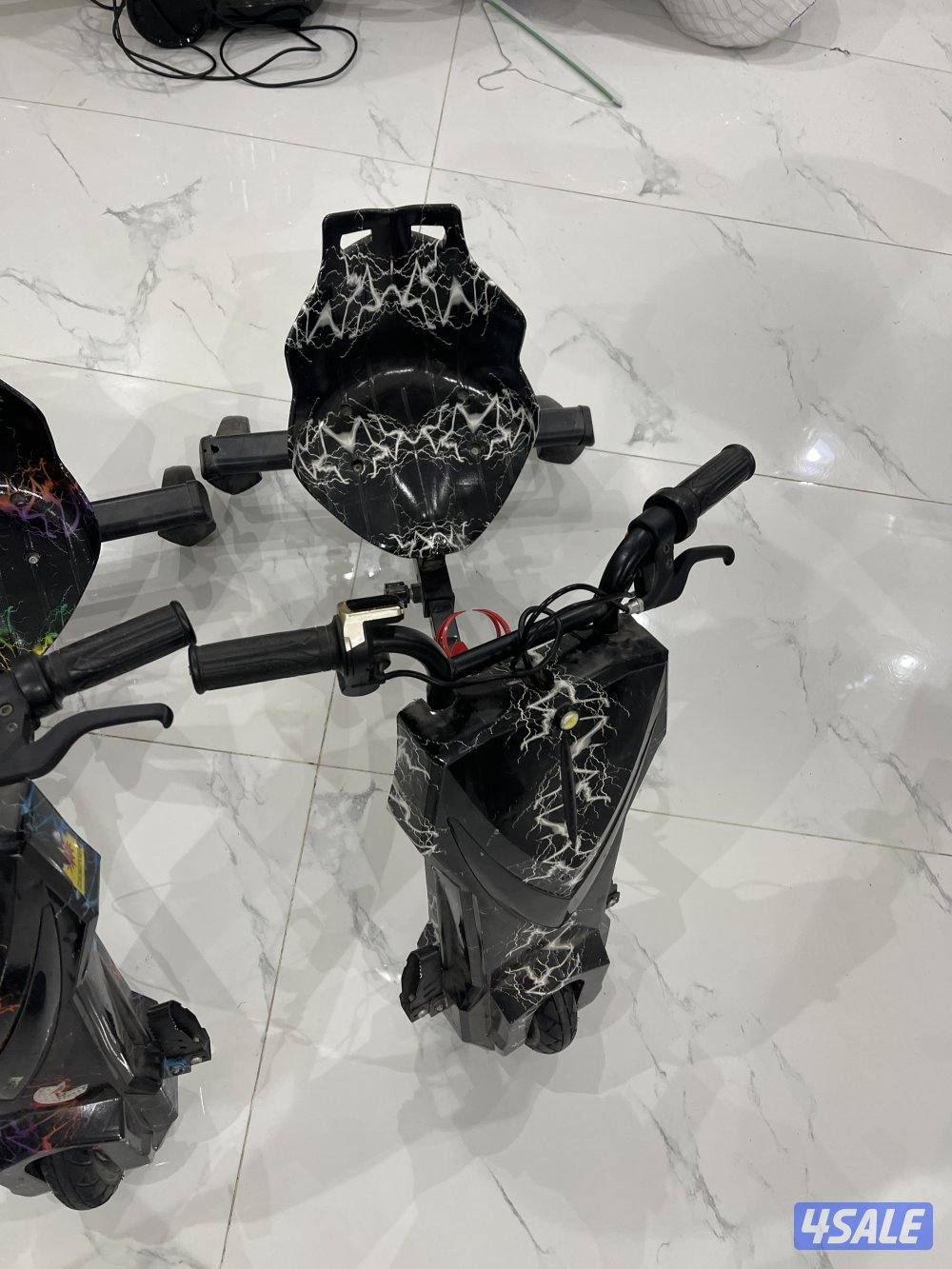 للبيع سكوتر عدد 2 مستعمل ونظيف0