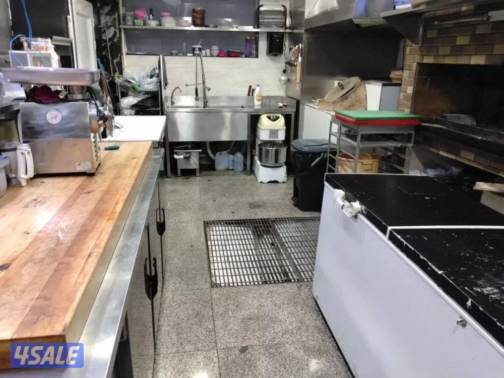 للبيع لعدم التفرغ مطعم بسوق السالمية مجهز بالكامل موقع ممتاز2