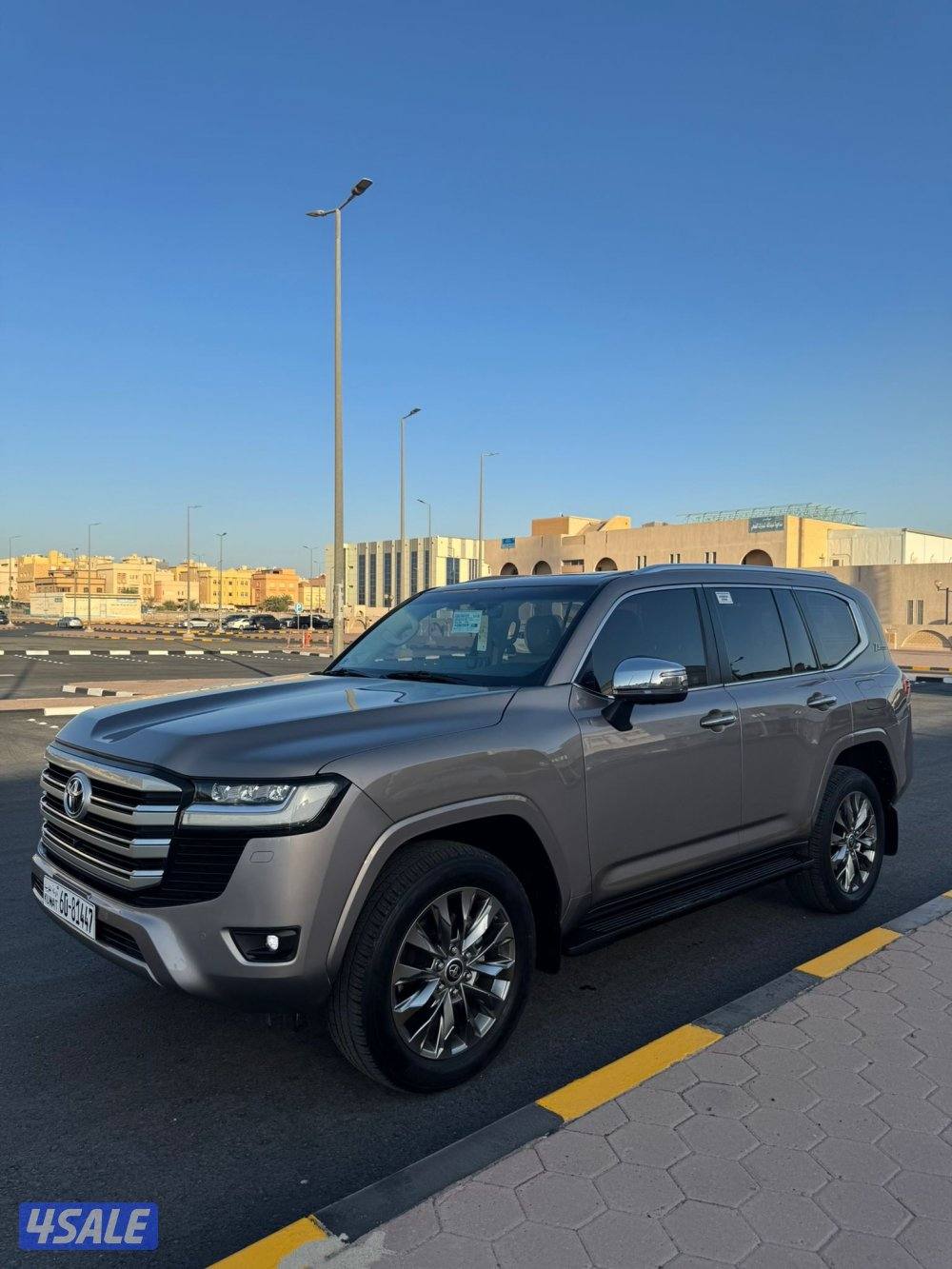 لاند كروزر VX صبغ الوكالة عداد 80 الف وارد الساير1