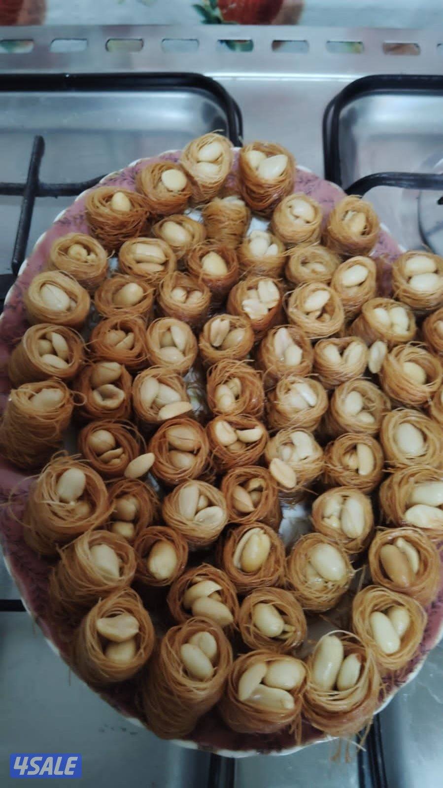 معلم حلويات  سوري  يبحث عن  عمل2