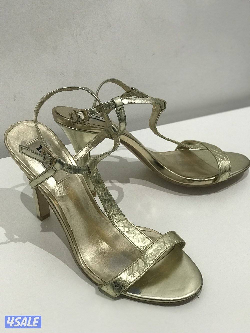 أحذية وكعوب ب الوان  متنوعة استعمال خفيف جداً2