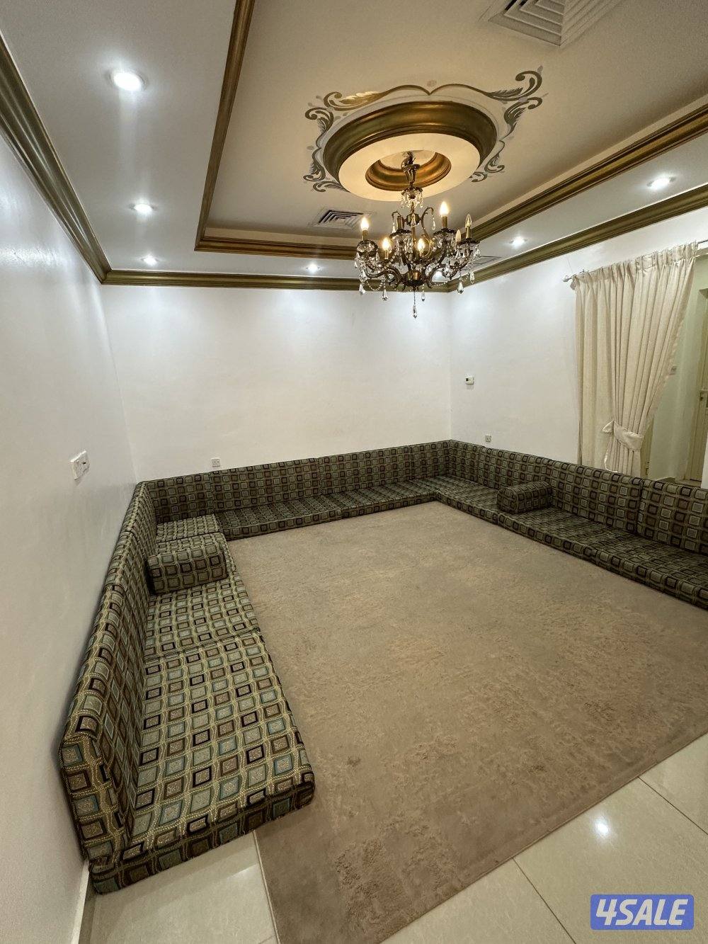 ديوانية 13م اسفنج ضغط عالي بحالة جيدة جداً مع سجادة 12متر النقل ع الشار0