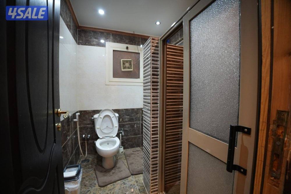 للبيع فيلا داخل عمارة8