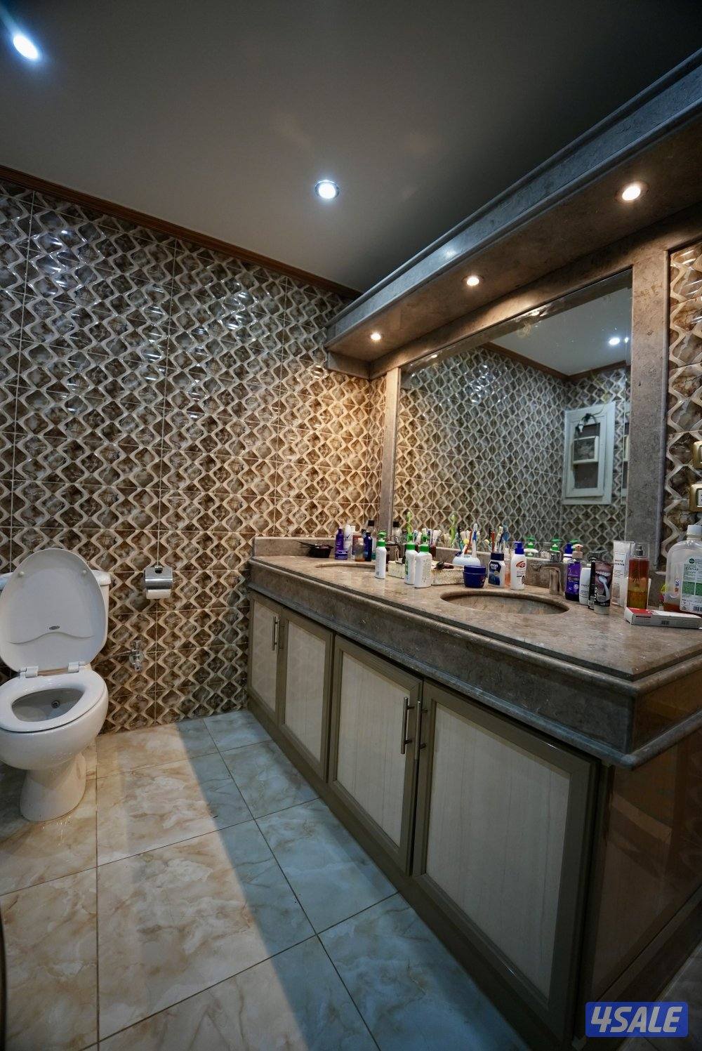 للبيع فيلا داخل عمارة9