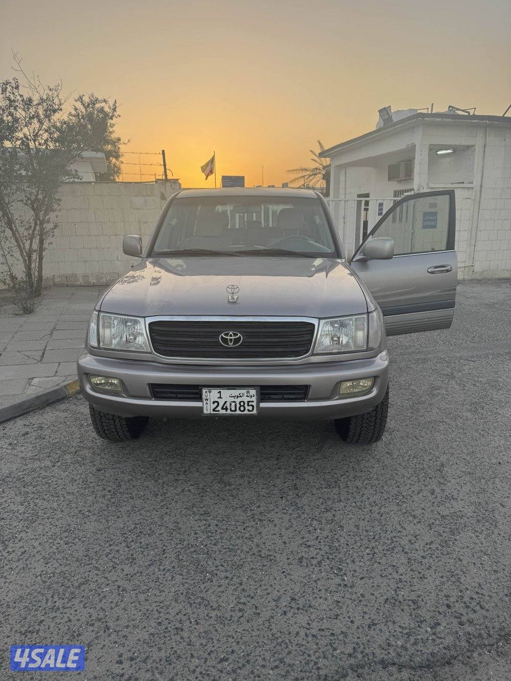 للبيع لاند كروز موديل ٢٠٠٢ كامل المواصفات ٦ سلندر فتحه ثلاجه في الدرج2