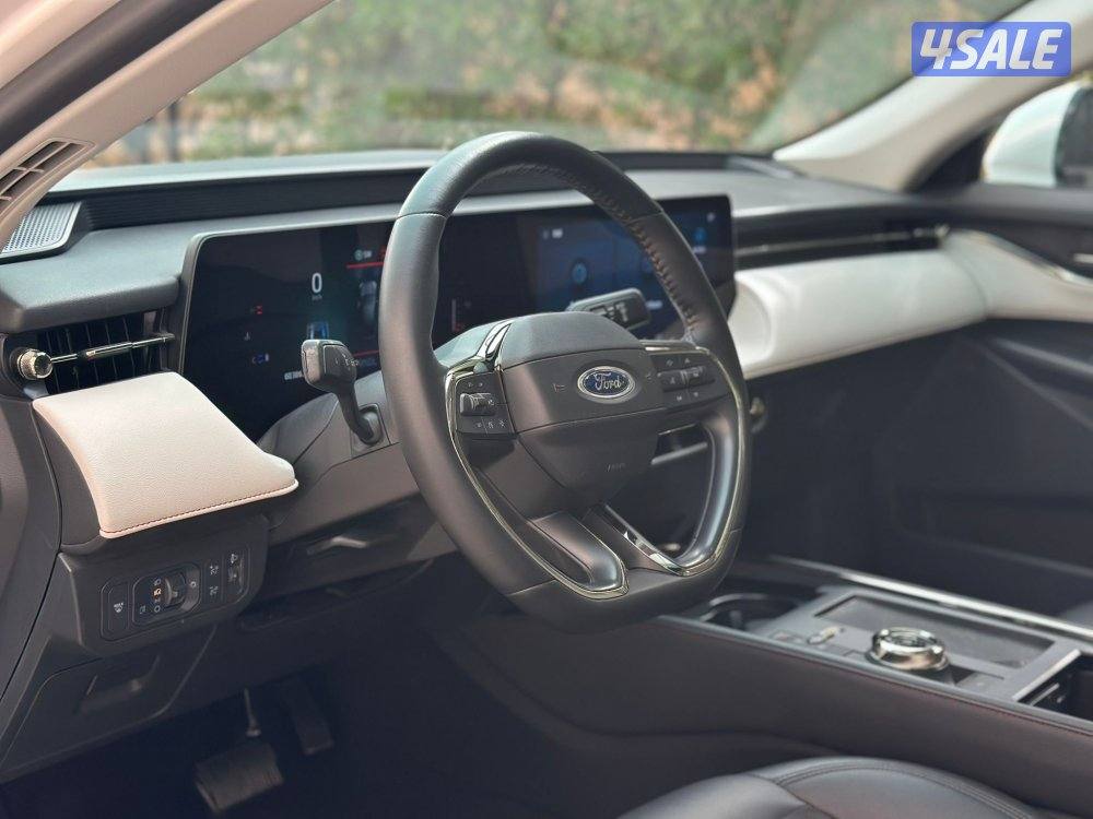 فورد توروس 
موديل 2023 عداد: 60 الف8