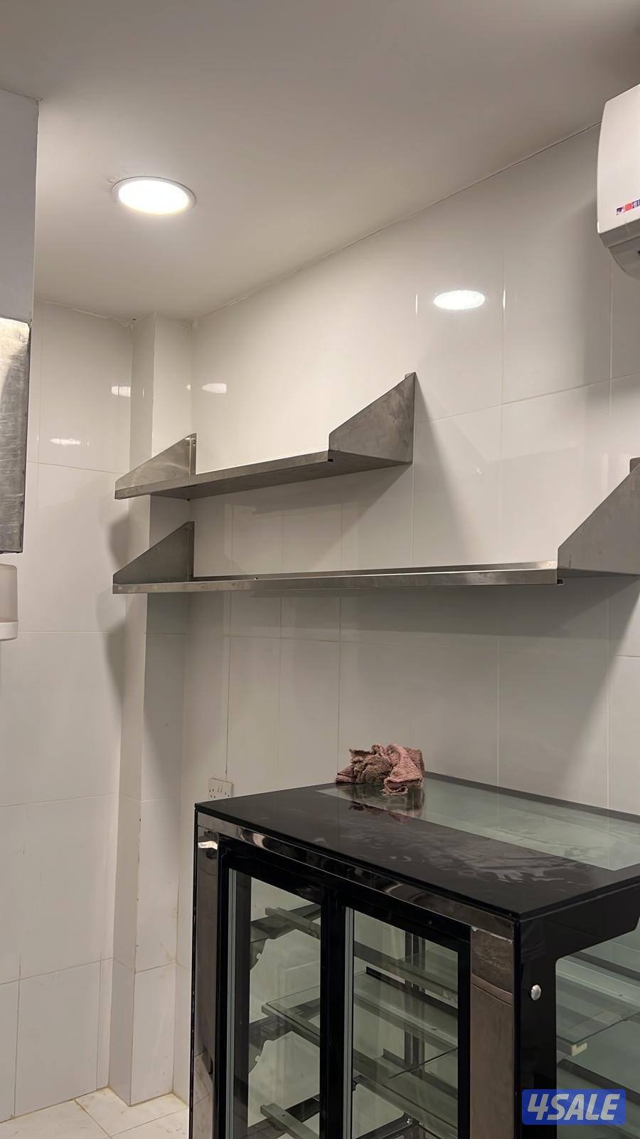 يوجد ثلاجات وطاولات مطعم  وجنيتر للبيع1