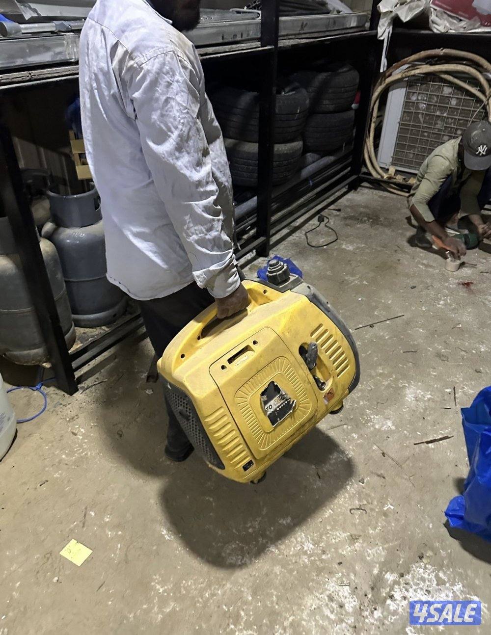 يوجد ثلاجات وطاولات مطعم  وجنيتر للبيع11