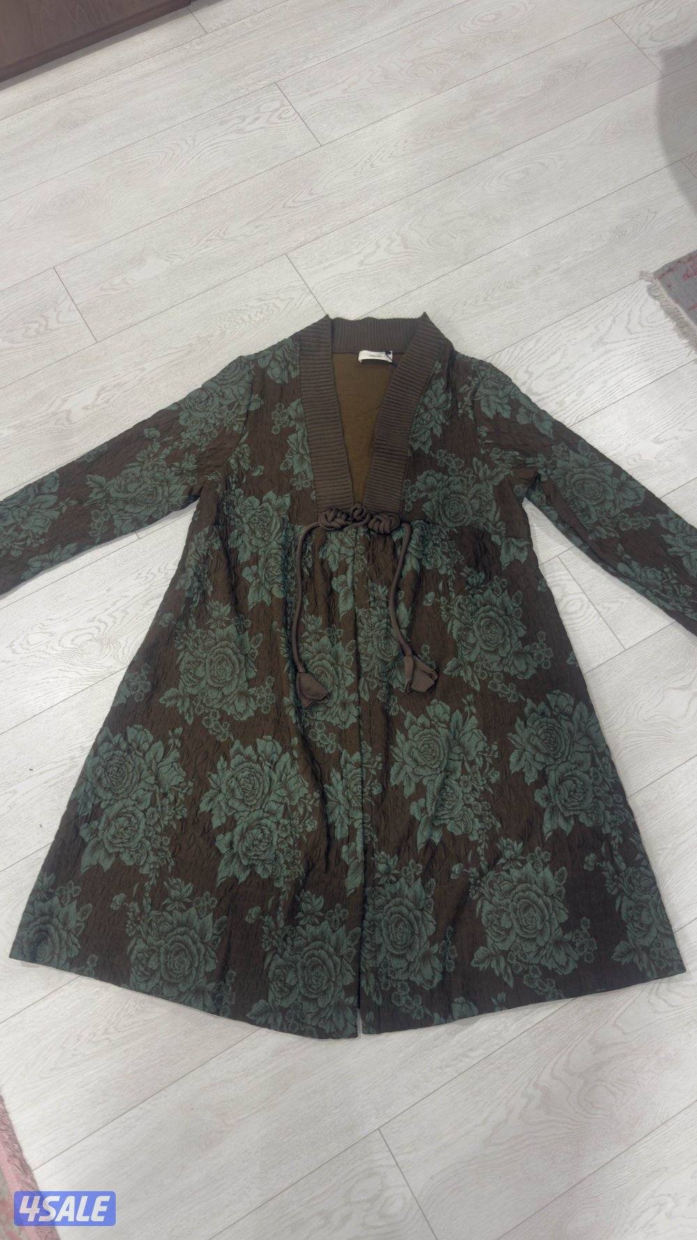 ملابس نسائيه ، حقائب بحر و حقاذب مكياج للبيع بسعر التكلفه0