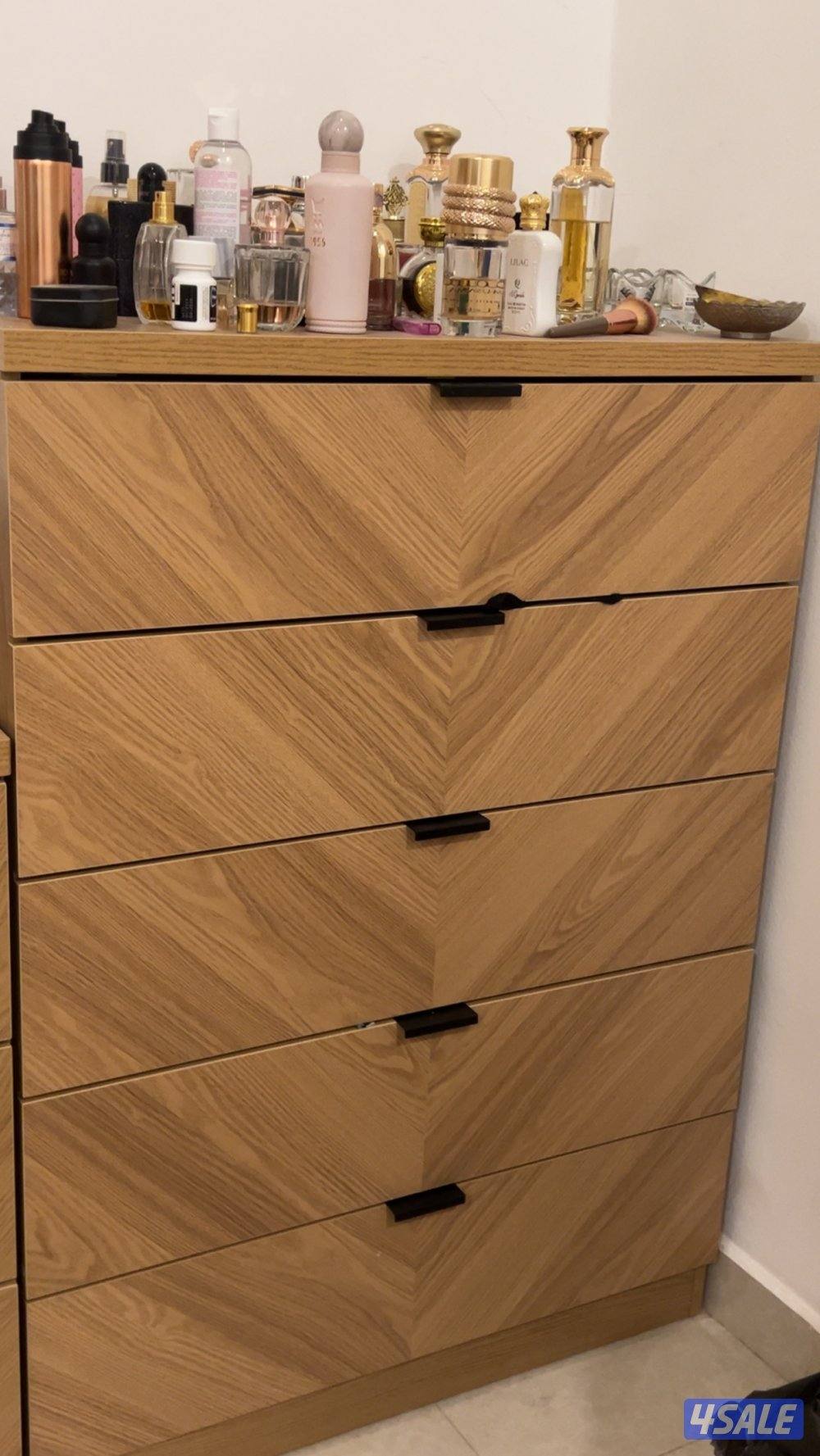 للبيع غرف نوم 2 وطاولة طعام1