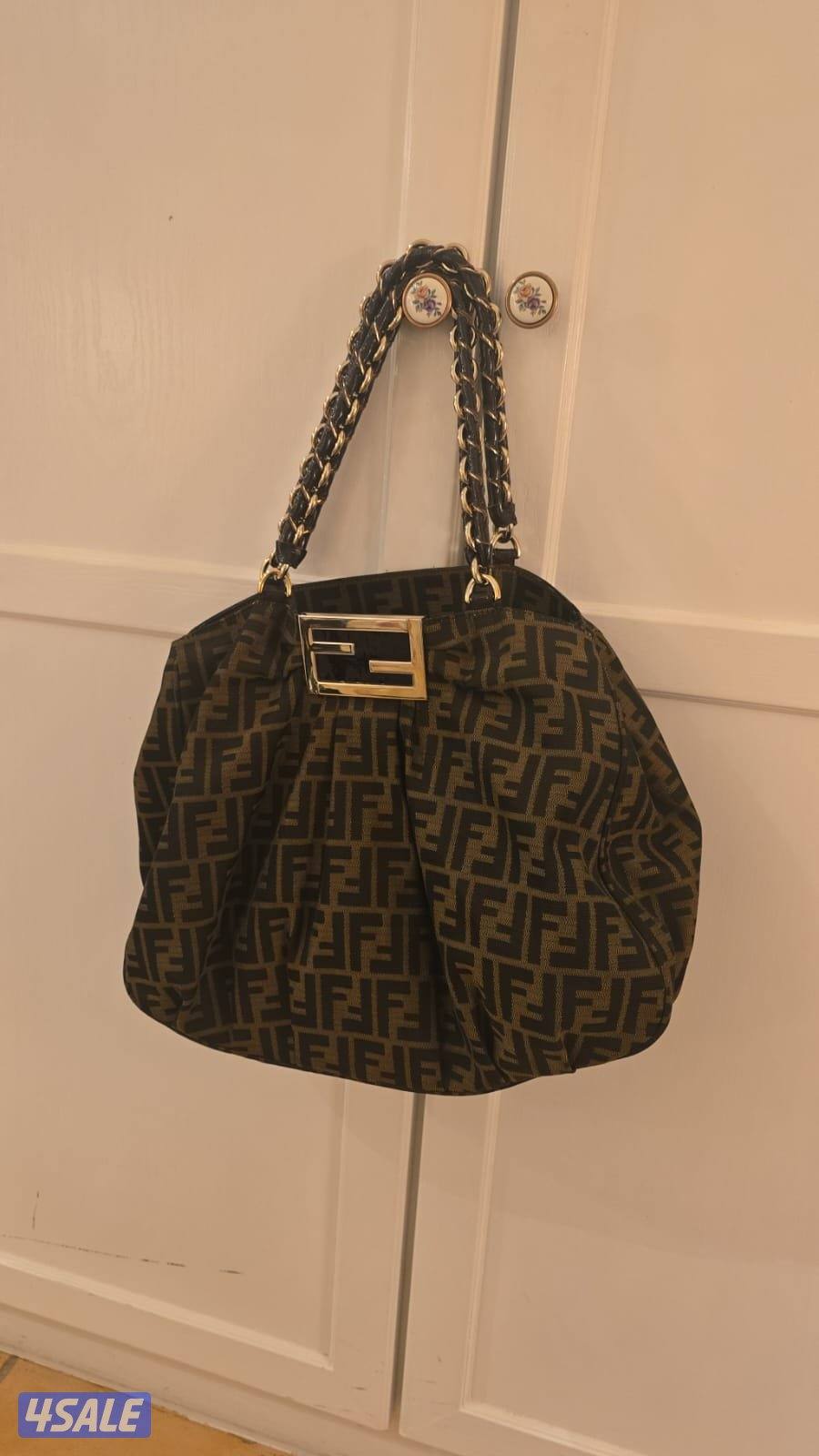 للبيع شنطه اصليه استعمال خفيف جدا0