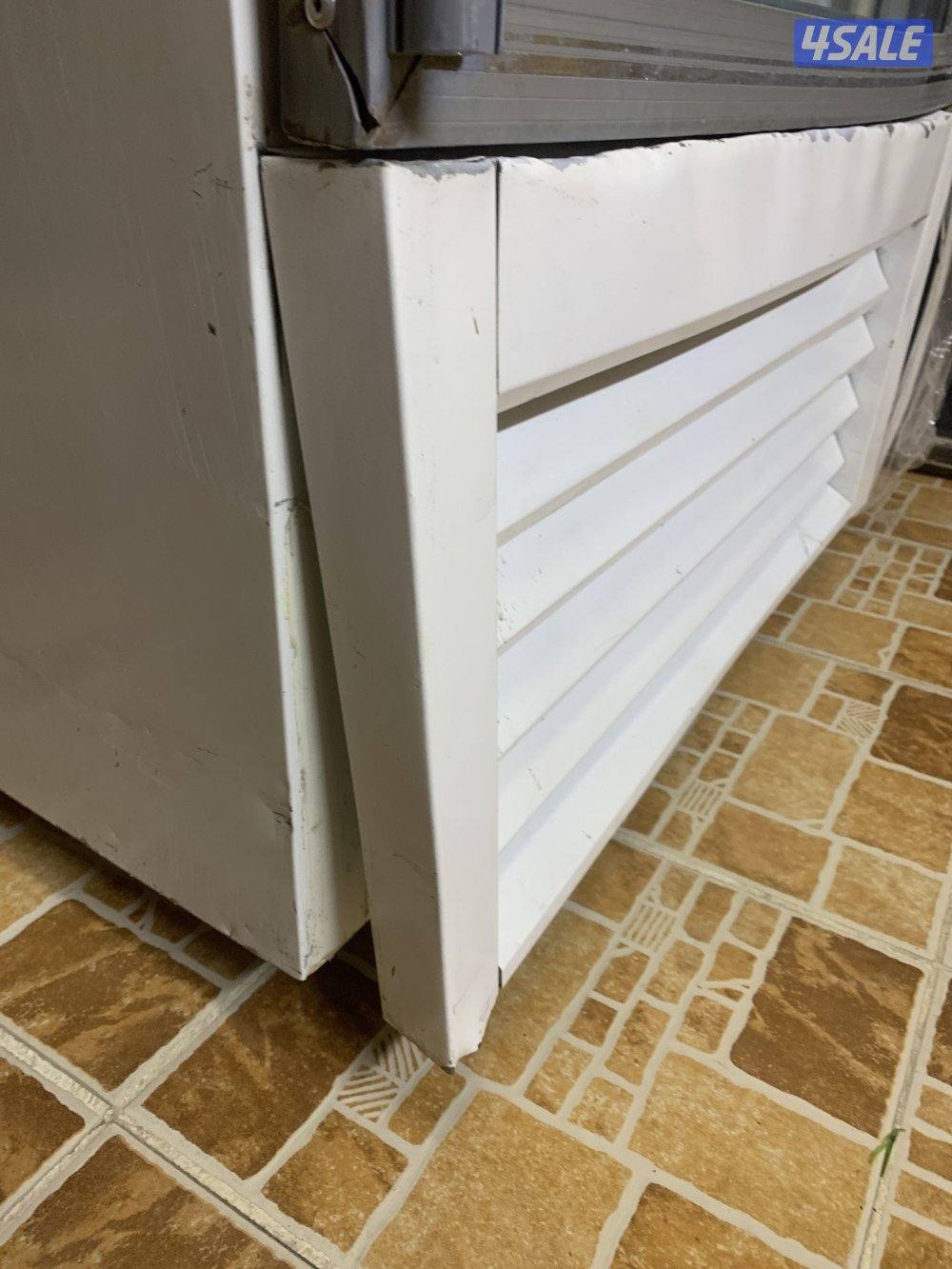 ثلاجه كبيره مستعمل خفيف نضيف فقط كسر خفيف عند الاسفل السعر ١٣٥1