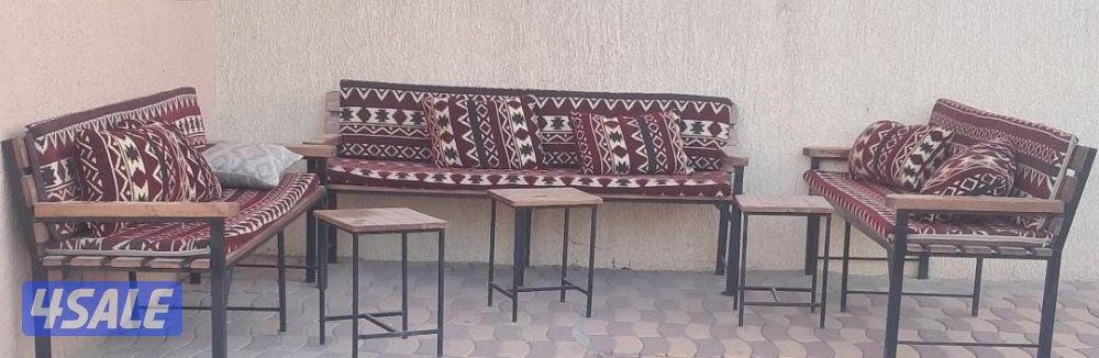 للبيع عدد ٣ كراسي حديد مع الفرش والطاولات0