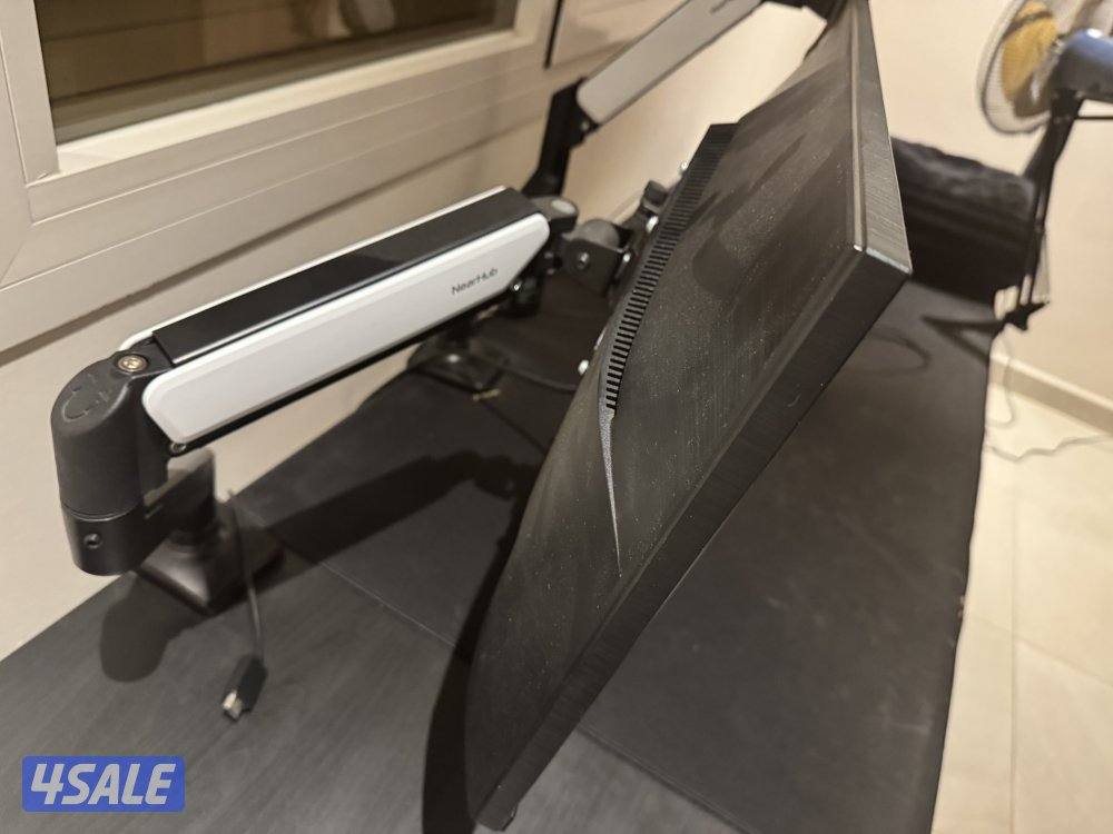 للبيع ستاند شاشات ومعاه شاشه ٦٠ هرتز وسماعات استرو ومبرد3