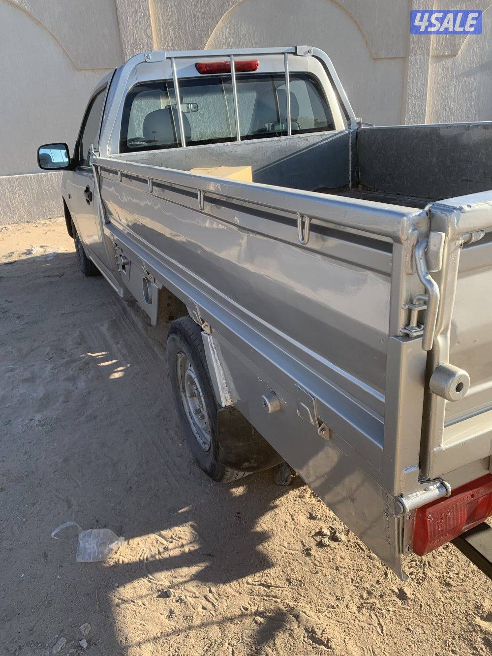 وانيت ايسوزو 2005 اللون فضي بيمه سنة0