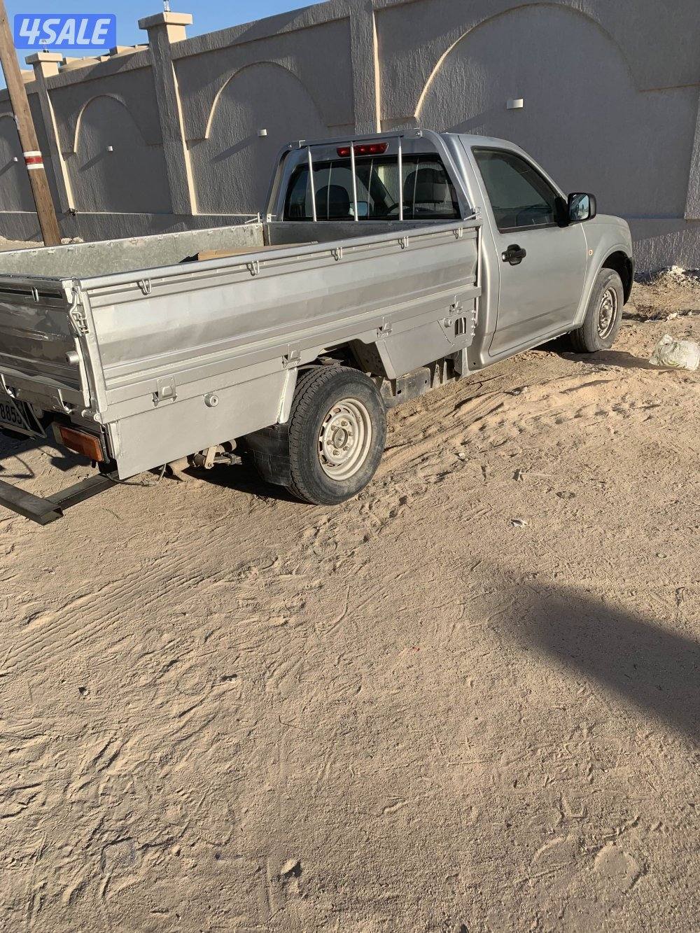 وانيت ايسوزو 2005 اللون فضي بيمه سنة3