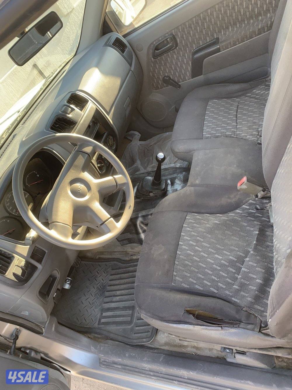 وانيت ايسوزو 2005 اللون فضي بيمه سنة7