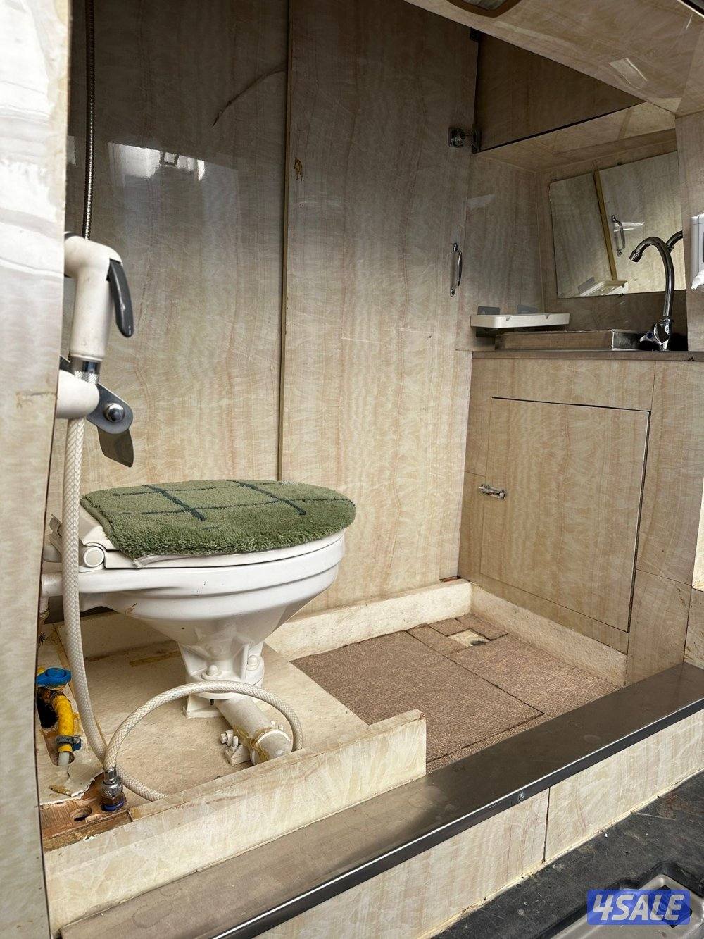 للبيع فان جي ام اس 2000 شرط الفحص ماشي 150 الف9