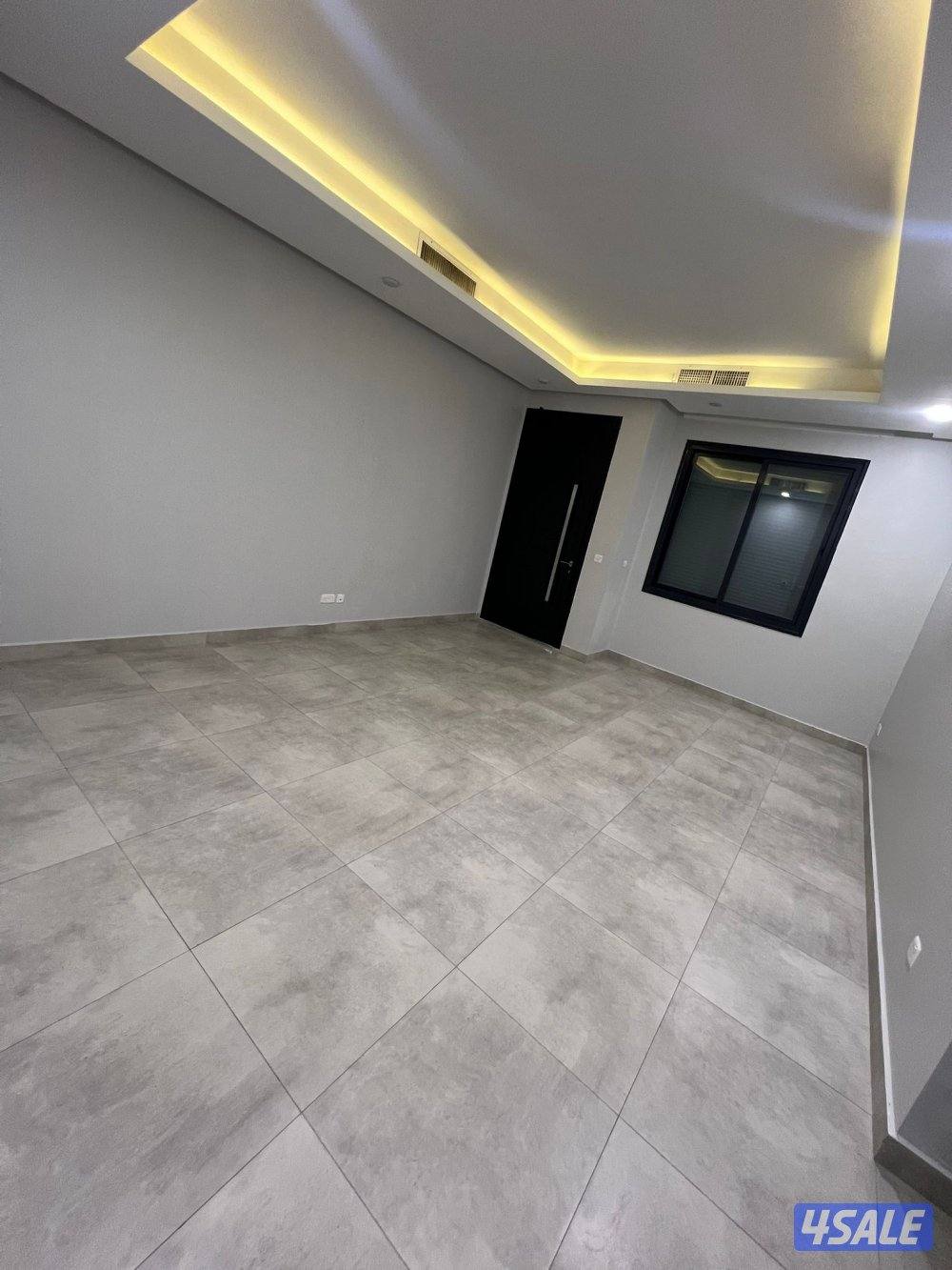 للإيجار  شقه ارضيه مدخل خاص ثلاث غرف نوم وحده ماستر0