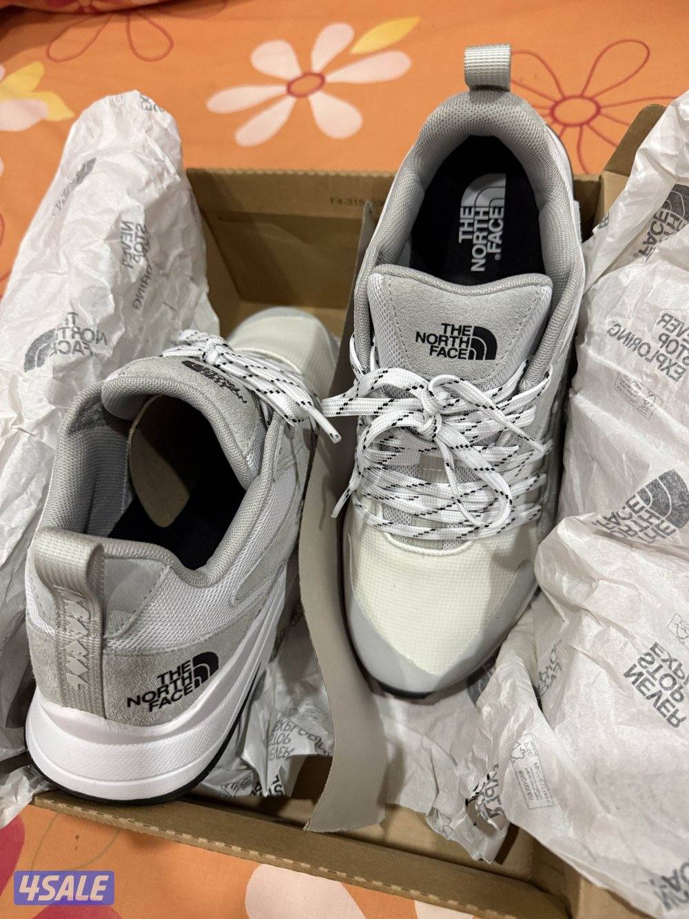 Levi’s Vest (S)& The north face shoes (41) - original0