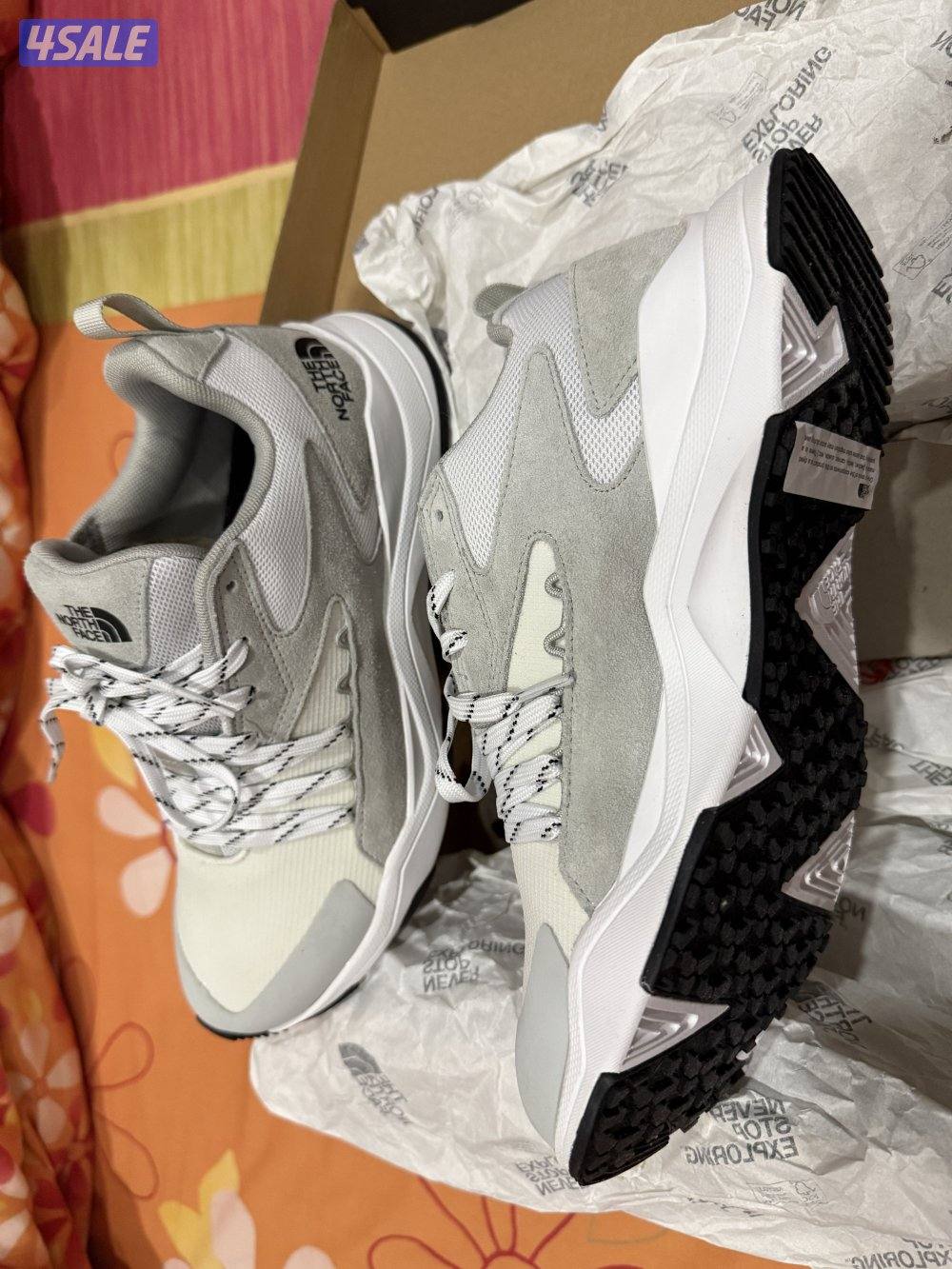 Levi’s Vest (S)& The north face shoes (41) - original3