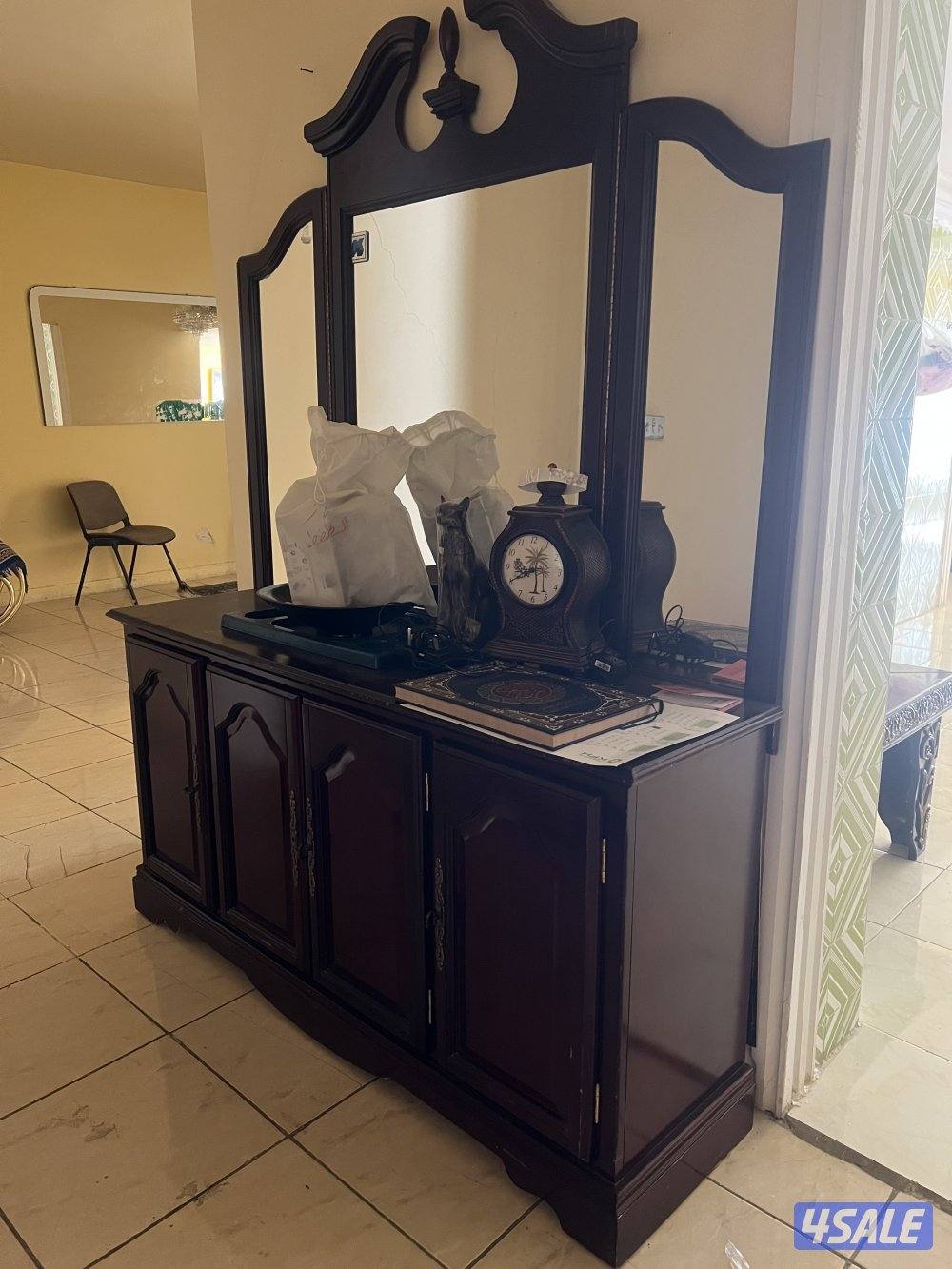 بيعه سريعه كبت عدد٢ وميز خشب بوني التواصل واتساب فقط2