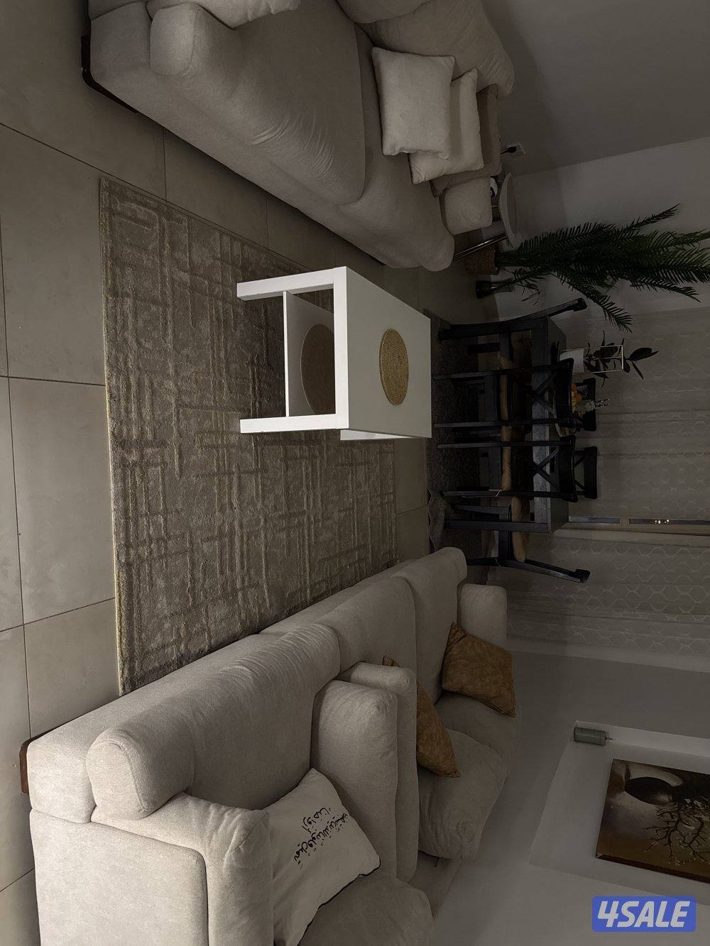 للبيع غرفة جلوس مع طاولة سفرة بحالة ممتازة جدا0