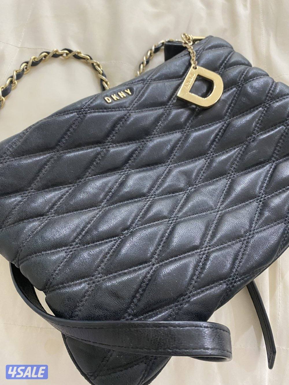 جنطة DKNY اصليه مستعمله استعمال خفيف0