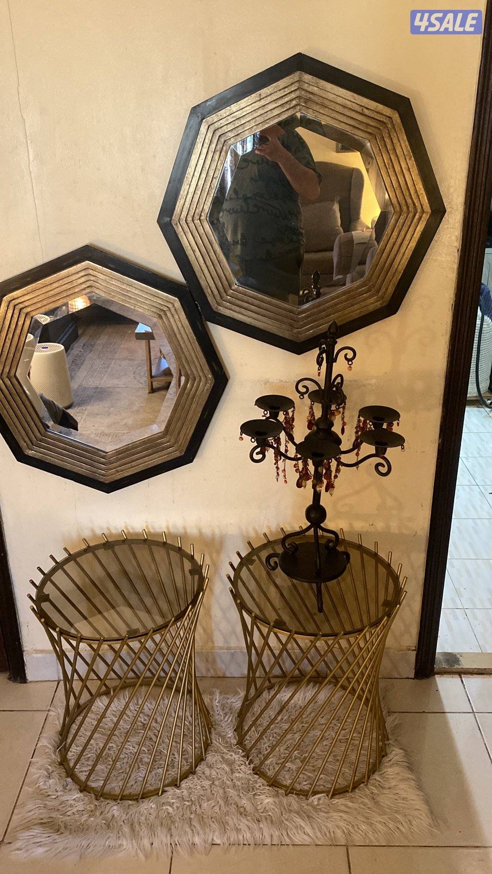 طاولتين ذهبي ميتال مع مرايتين بحالة ممتازة بسعر مغري0