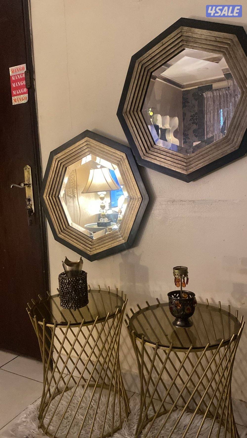 طاولتين ذهبي ميتال مع مرايتين بحالة ممتازة بسعر مغري1